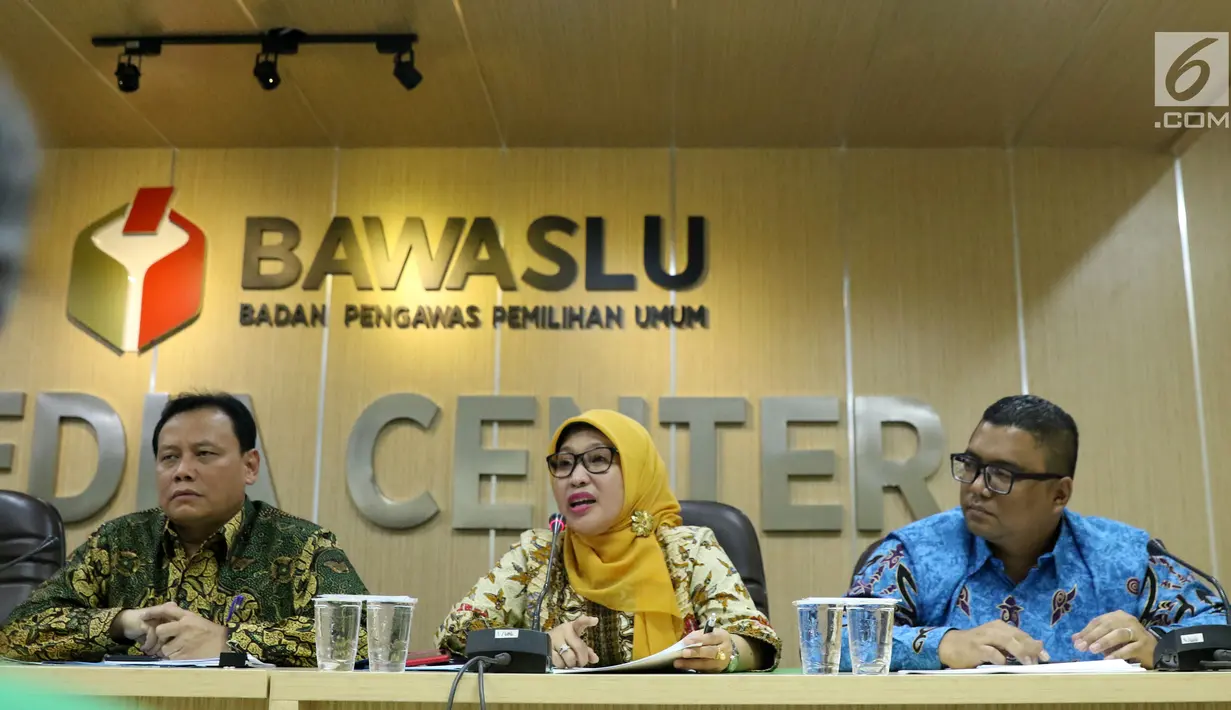 Anggota Bawaslu, Ratna Dewi Pettalolo memberikan keterangan di Gedung Bawaslu, Jakarta, Kamis (12/7). Bawaslu memberikan sejumlah keterangan hasil pengawasan penyelenggaraan Pilkada Serentak 2018. (Liputan6.com/Helmi Fithriansyah)