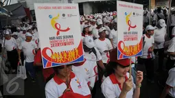Kemenhub menggelar acara peringatan Hari AIDS Sedunia yang jatuh pada 1 Desember 2015, Jakarta, Minggu (6/12/2015). Peringatan ini diramaikan dengan kegiatan jalan sehat dan sosialisasi di lapangan silang Monas. (Liputan6.com/Gempur M Surya)