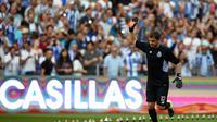 Kiper FC Porto Iker Casillas melambaikan tangan kepada suporter, sebelum melakoni pertandingan persahabatan melawan Napoli, di Estadio Do Dragao, Sabtu (8/8/2015). Laga itu berakhir 0-0. (AFP PHOTO/ FRANCISCO LEONG)