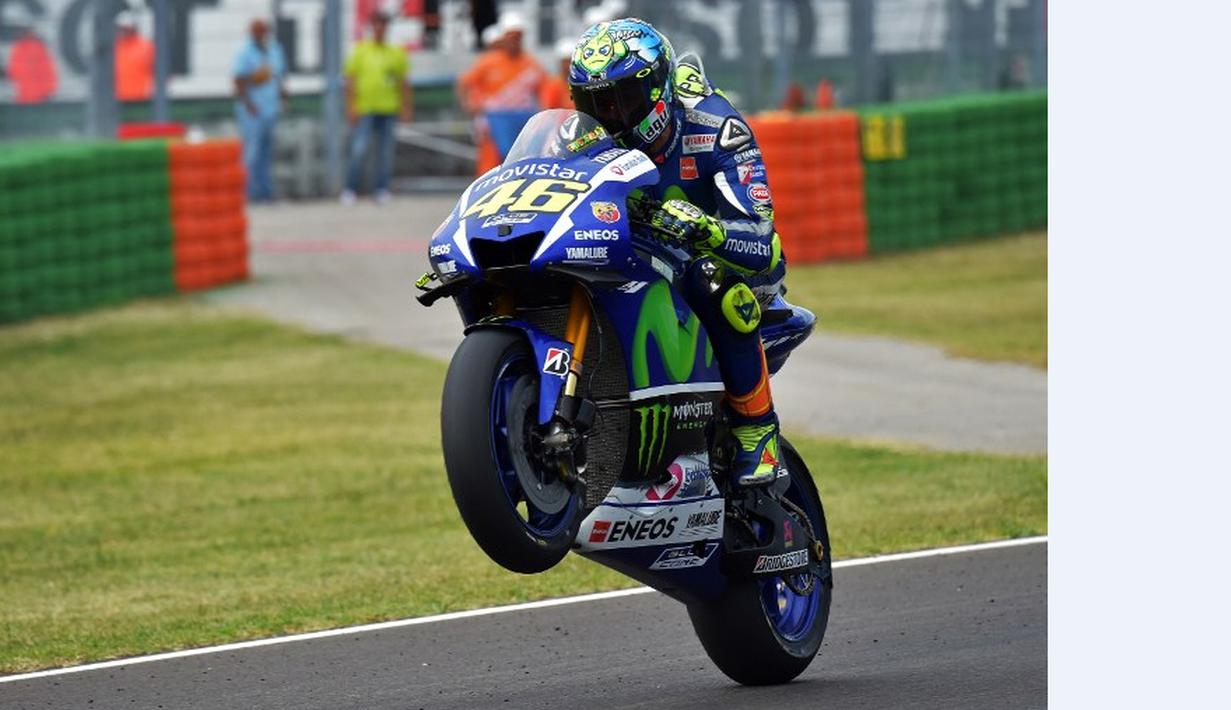 Walau hanya finis kelima, Valentino Rossi berhasil memperlebar selisih poin dengan Jorge Lorenzo yang gagal finis di Sirkuit Misano, Minggu (13/9/2015). (AFP Photo/Vincenzo Pinto)