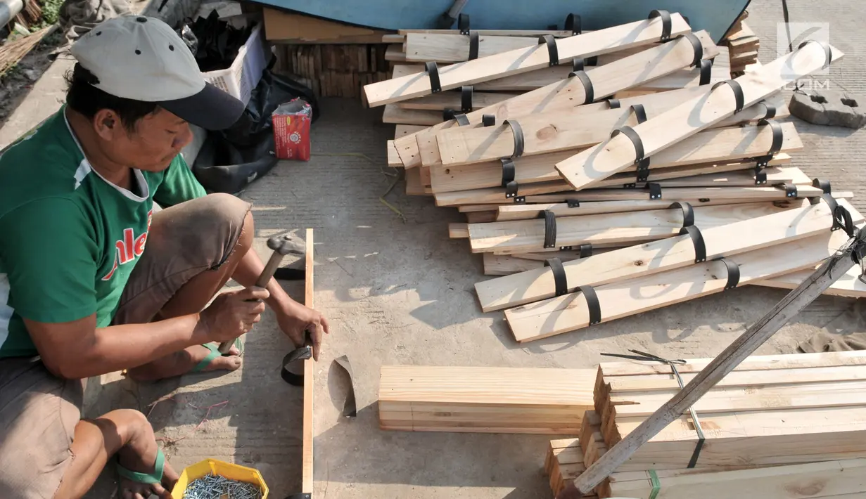 Perajin memproduksi permainan tradisional bakiak di Jakarta, Kamis (1/8/2019). Memasuki bulan Kemerdekaan, produksi bakiak rumahan milik Bang Bandit ini mampu menghasilkan 150 pasang per hari dengan harga jual Rp 25 ribu-35 ribu dan telah dipasarkan hingga ke Bekasi. (merdeka.com/Iqbal S Nugroho)