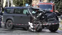 Mobil kapten Lazio, Ciro Immobile mengalami kersuakan setelah terlibat kecelakaan di Roma pada Minggu, 16 April 2023 waktu setempat. Mobil yang ditumpangi bersama dua anak perempuannya bertabrakan dengan trem di Jalur 19, yang menghubungkan kawasan Flaminio dan Prati. (AP/LaPresse/Roberto Monaldo)