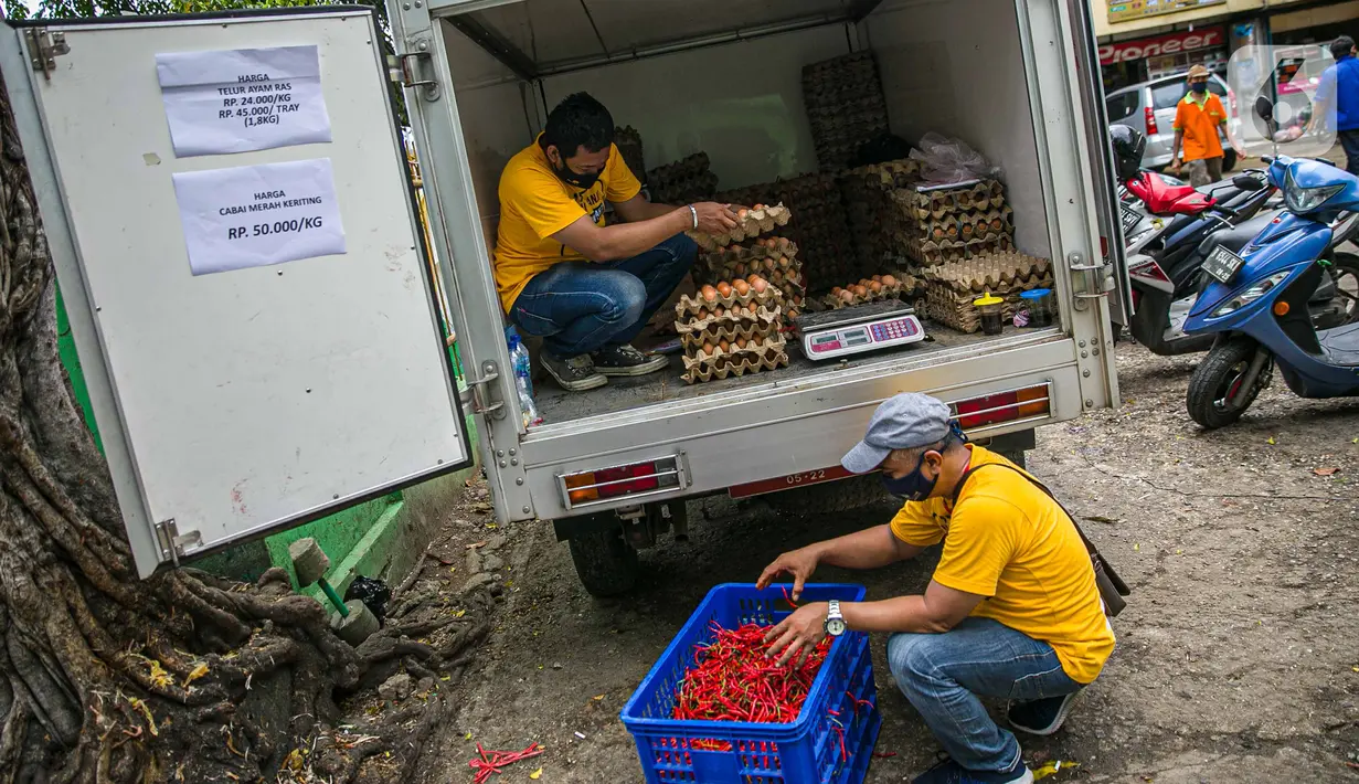 Petugas menurunkan cabai saat Gelar Pangan Murah (GPM) di Pasar Cipete, Jakarta, Selasa (29/12/2020). GPM digelar dalam rangka membantu meringankan beban masyarakat terhadap kenaikan telur ayam ras dan cabai yang terjadi serentak di sejumlah pasar. (Liputan6.com/Faizal Fanani)