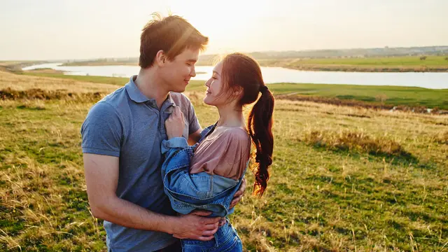 couple romantis bahagia