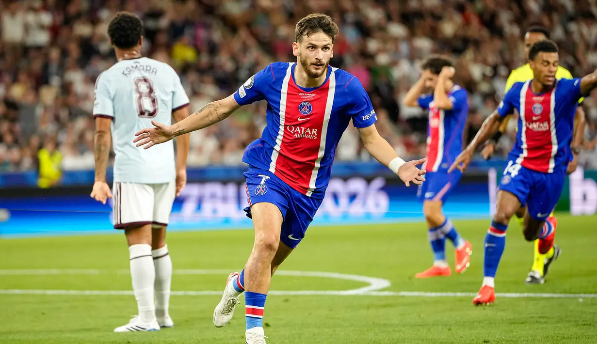 Khvicha Kvaratskhelia dari PSG melakukan selebrasi setelah mencetak gol pertama timnya dalam pertandingan sepak bola Piala Super UEFA antara Paris Saint-Germain dan Aston Villa di Salzburg, Austria, Rabu, 12 Agustus 2026. (Foto AP/Darko Bandic)