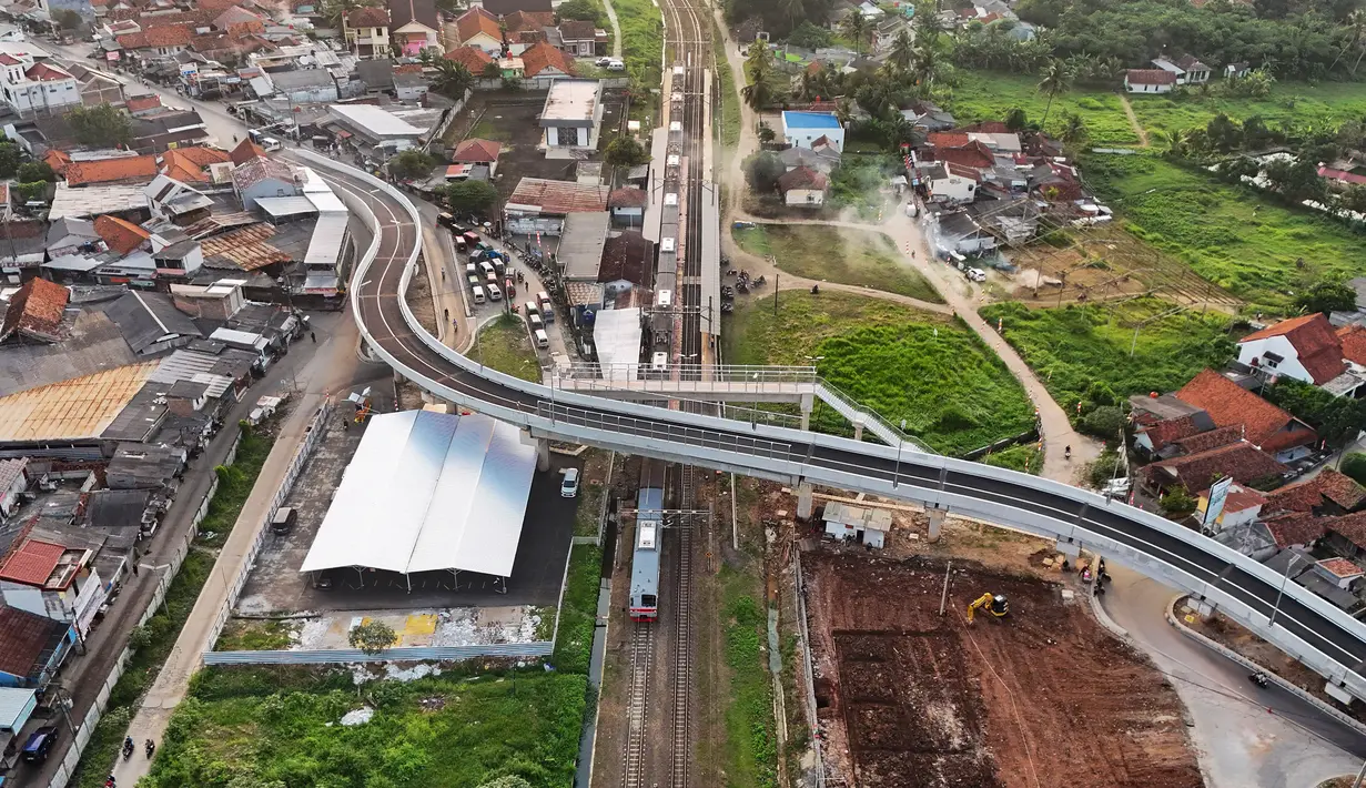 Jalan layang sepanjang 254 meter serta jembatan penyeberangan orang (JPO) ini dibangun dengan anggaran Rp50 miliar. (merdeka.com/Arie Basuki)