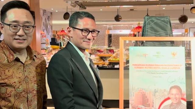 Menparekraf Sandiaga Uno saat menghadiri peresmian Rumah Makan Nusantara di Malaysia pada Jumat (17/3/2023).