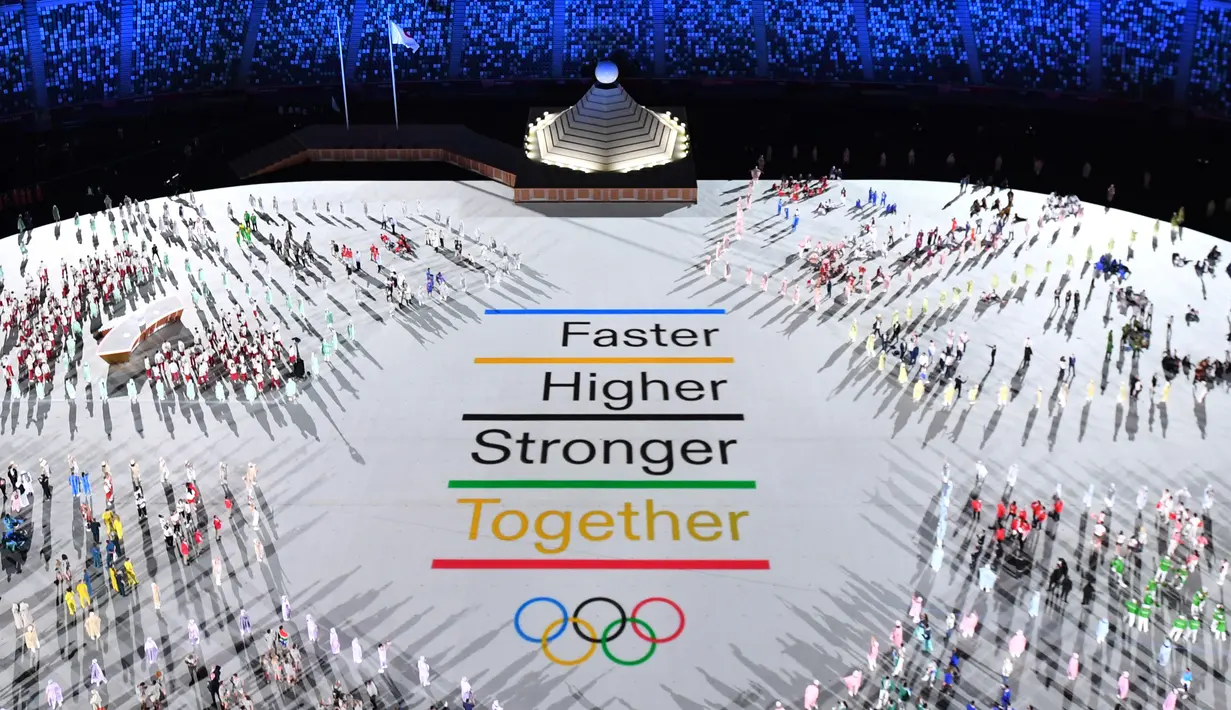 Gambaran menunjukkan delegasi atlet mengambil bagian dalam upacara pembukaan Olimpiade Tokyo 2020, di Olympic Stadium, di Tokyo, Jumat (23/7/2021). Upacara pembukaan Olimpiade Tokyo yang berlangsung dalam era pandemi digelar tanpa penonton. (François-Xavier MARIT / AFP)