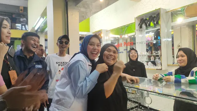 Calon Wakil Bupati Garut Luthfianisa Putri Karlina saat melakukan kampanye di kawasan perbelanjaan Garut Plaza (GP), beberapa waktu lalu. (Liputan6.com/Jayadi Supriadin)