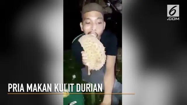 Rekaman seorang pria sedang asik menyantap kulit durian.