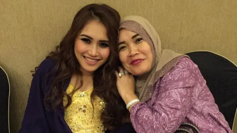 Ayu Ting Ting dan ibu, Umi Kalsum