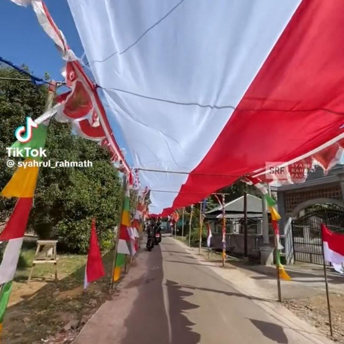Aksi Warga di Desa Lemahsugih Majalengka Semarakkan HUT RI ke-79, Tutup Jalanan dengan Bendera Merah Putih