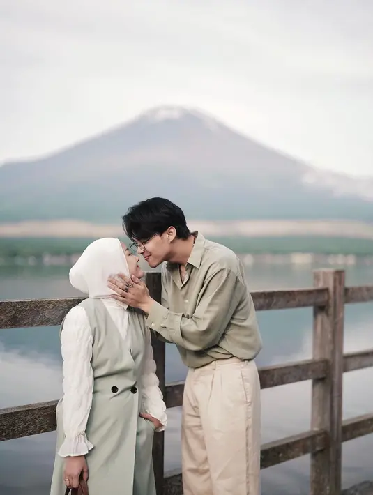 Bahkan setelah dikaruniai buah hati, keduanya justru makin romantis bak pasangan baru yang sedang kasmaran.