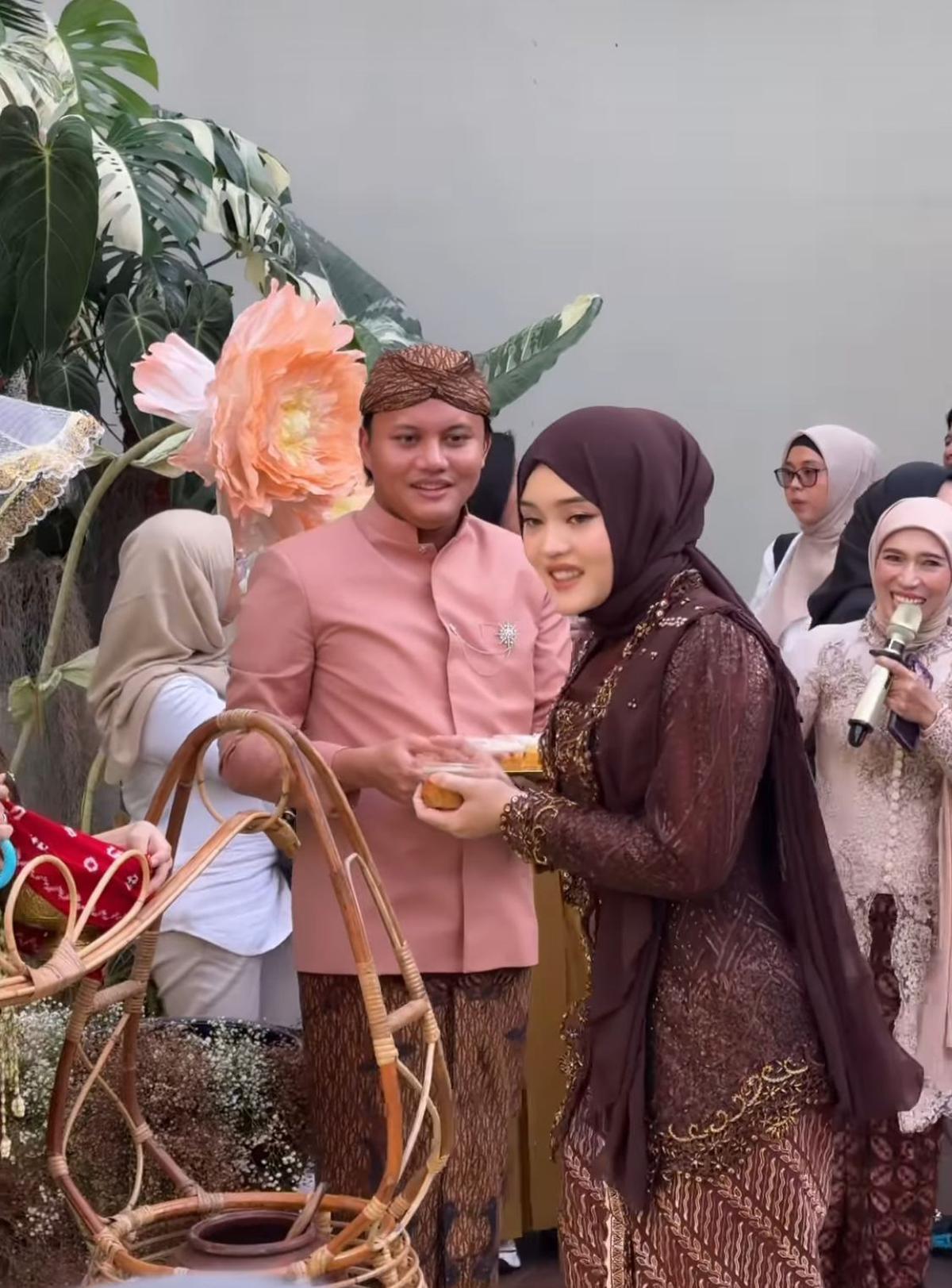 Elegan dalam Kebaya Cokelat, Putri Delina Tampil Memesona di Tasyakuran Mahalini