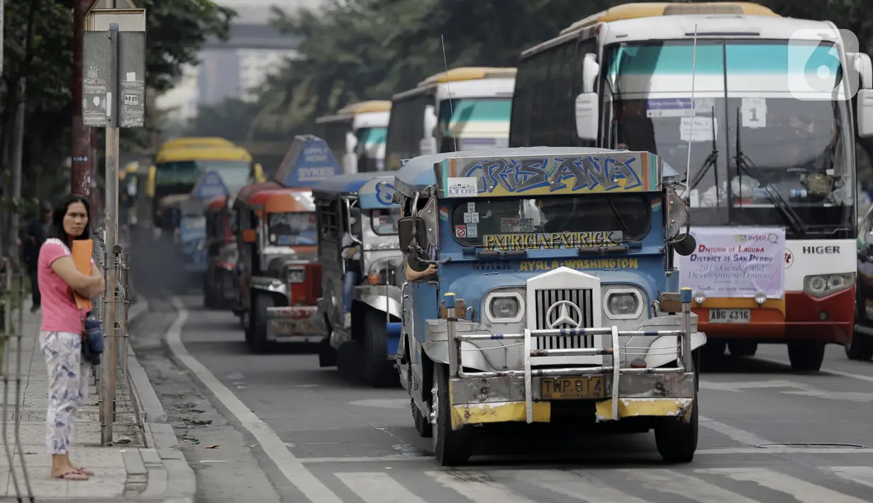 Deretan mobil Jeepney terjebak di antara kemacetan yang terjadi di Manila, Filipina, Jumat (22/11/2019). Jeepney merupakan transportasi umum paling populer dan sudah menjadi ikon di Filipina. (Bola.com/M Iqbal Ichsan)