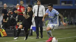 Penyerang Inter Milan, Lautaro Martinez, berebut bola dengan pemain SPAL, Kevin Bonifazi, pada laga lanjutan Serie A pekan ke-33 di Stadio Paolo Mazza, Jumat (17/7/2020) dini hari WIB. Inter Milan menang 4-0 atas SPAL. (Massimo Paolone/LaPresse via AP)