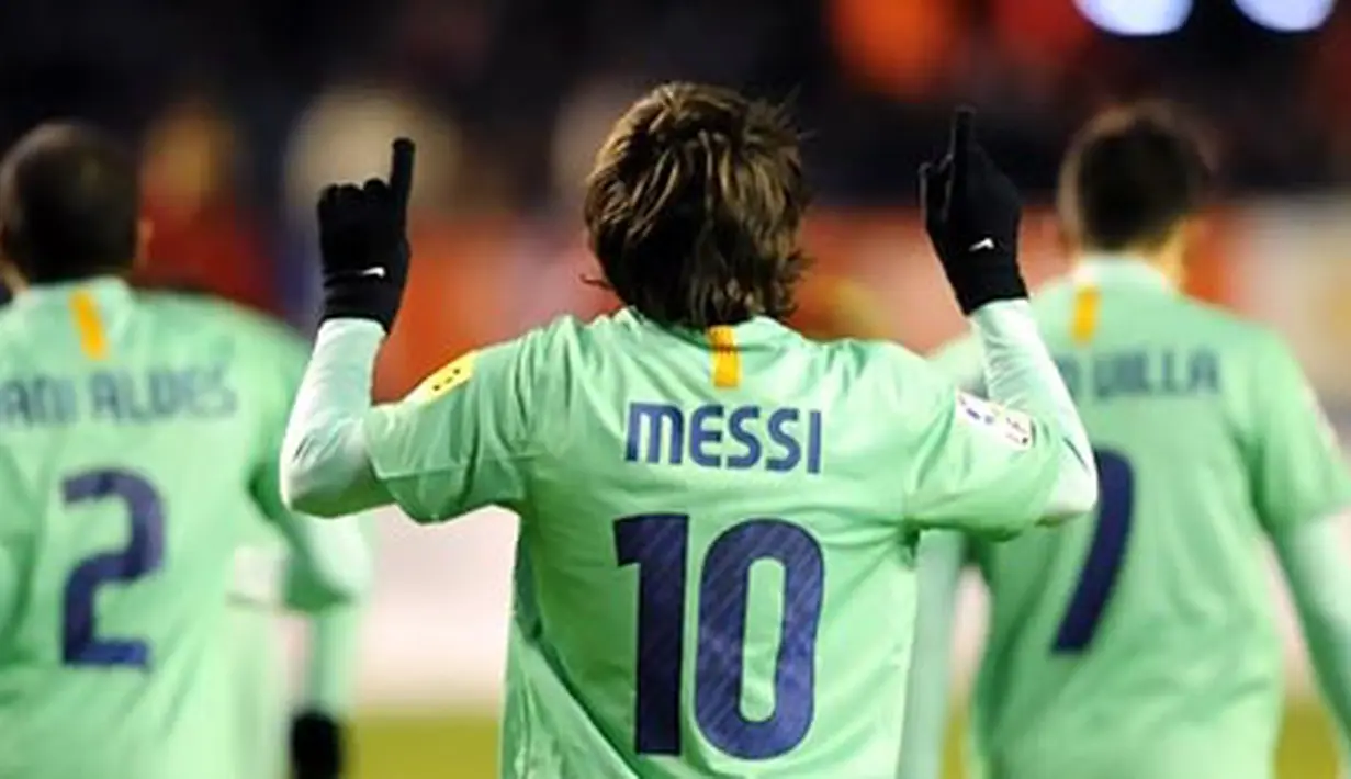 Selebrasi Lionel Messi usai mencetak gol. Messi menyumbang dua gol kemenangan 3-0 atas Osasuna pada laga La Liga di Pamplona, 4 Desember 2010. AFP PHOTO/ANDER GILLENEA