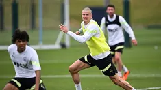 Striker Manchester City, Erling Haaland bereaksi saat ia mengambil bagian dalam sesi latihan tim di tempat latihan Manchester City di Manchester, barat laut Inggris pada 6 Juni 2023. (AFP/Paul Ellis)