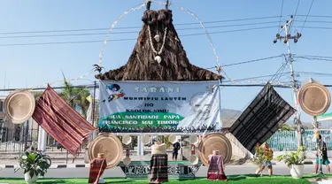 Sebuah instalasi dekorasi menyambut Paus Fransiskus terlihat di tengah jalan di Dili pada 9 September 2024. (Yasuyoshi CHIBA/AFP)