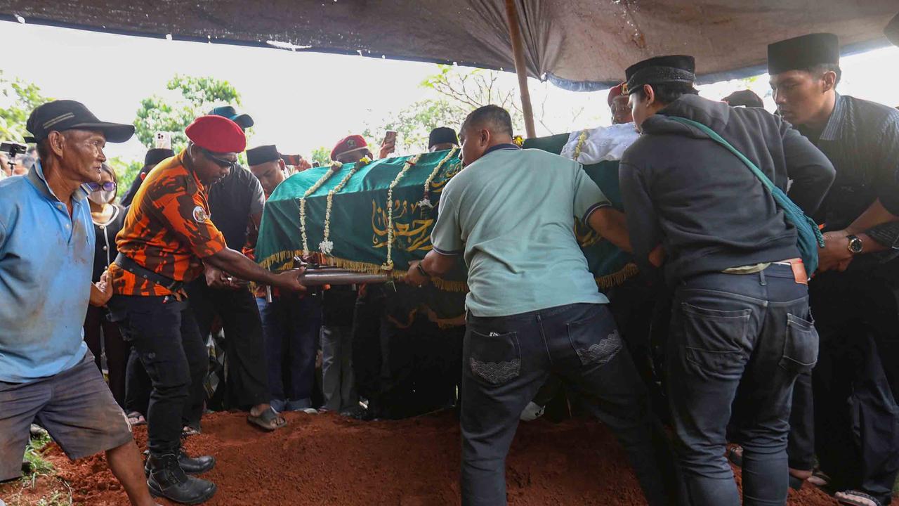 Tangis Haru Iringi Pemakaman Mpok Alpa, Komedian Ceria yang Berjuang Diam-Diam Lawan Kanker