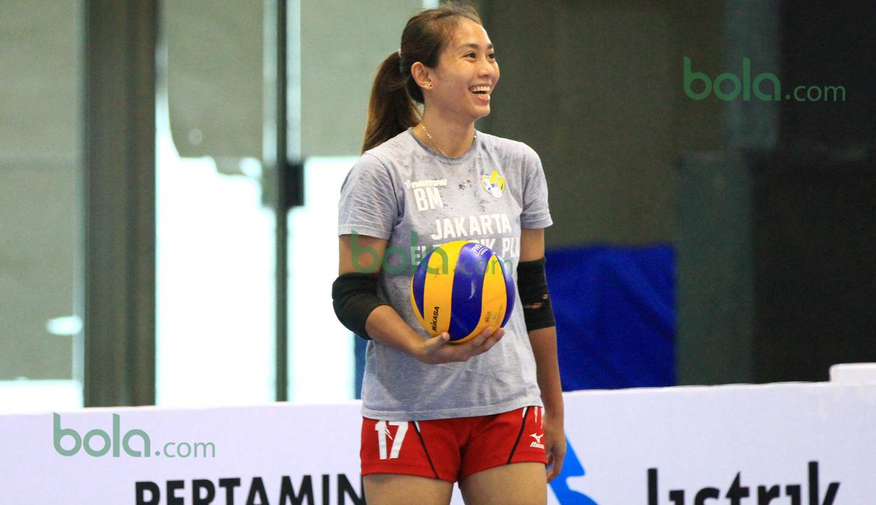 Berlian Marsheilla saat berlatih bersama timnya Jakarta Elektrik PLN pada Lanjutan Proliga 2016 di Gor Ken Arok, Malang, Minggu (21/2/2016). (Bola.com/Nicklas Hanoatubun)