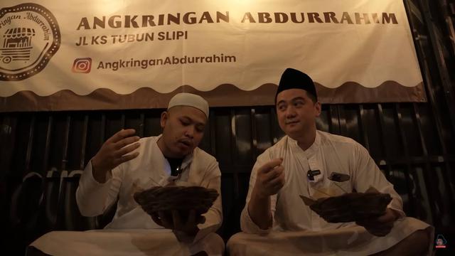 7 Potret Chef Arnold Pakai Baju Gamis dan Peci, Berburu Sahur Bareng Muslim