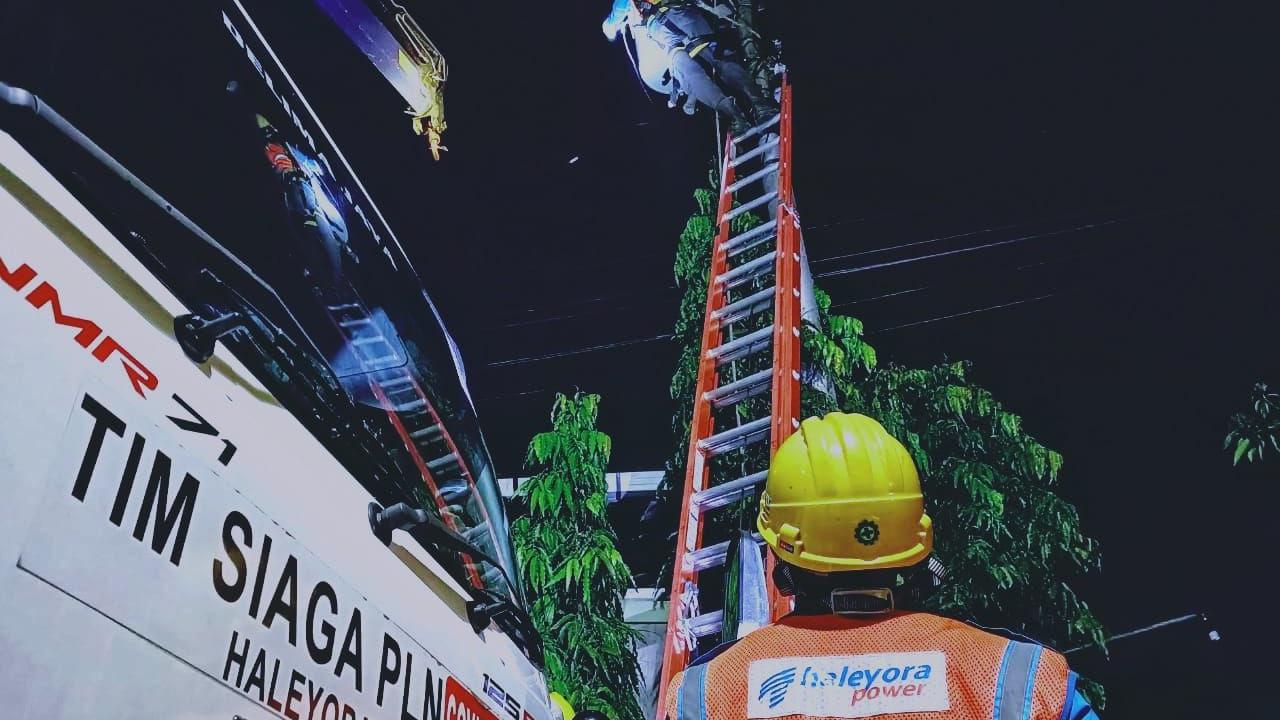 PLN siagakan lebih dari 50 ribu personil mulai dari Aceh hingga Papua untuk pengamanan infrastruktur kelistrikan jika terjadi kebanjiran, pohon tumbang maupun pengamanan jaringan. (Dok PLN)