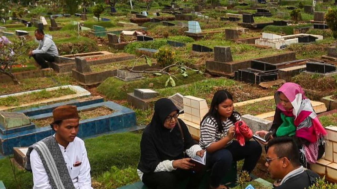 Sejumlah peziarah berdoa di makam keluarga menjelang bulan suci Ramadan di TPU Karet Bivak, Jakarta, Minggu (3/3/2024). Liputan6.com/Angga Yuniar