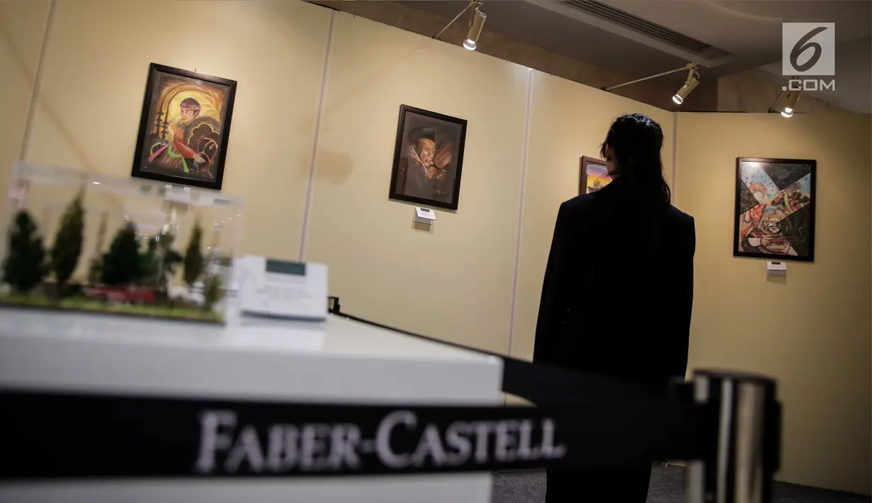 Pengunjung melihat lukisan saat dipamerkan di Faber Castell Store, Jakarta, Jumat (15/11). Pameran tersebut bertemakan "Everything is About Indonesia". (Liputan6.com/Faizal Fanani)