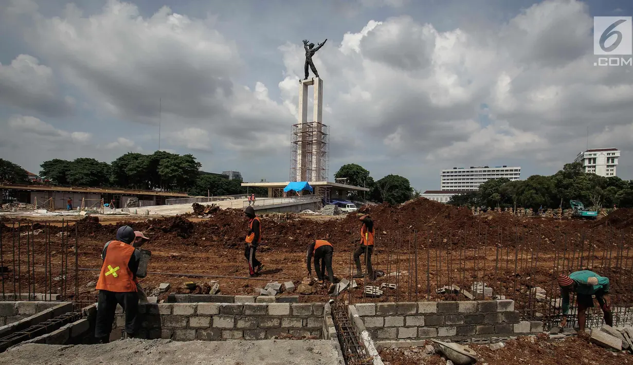 Pekerja menyelesaikan proyek revitalisasi Lapangan Banteng, Jakarta, Senin (4/12). Pemprov DKI Jakarta merevitalisasi Taman dan Lapangan Banteng dengan anggaran mencapai 60 miliar rupiah dari CSR yang terbagi dalam tiga zona. (Liputan6.com/Faizal Fanani)