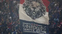 Suporter Arema FC saat melawan Tira Persikabo pada laga Shopee Liga 1 di Stadion Pakansari, Bogor, Senin, (2/3/2020). Tira Persikabo takluk 0-2 dari Arema FC. (Bola.com/M Iqbal Ichsan)