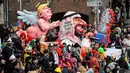 Karakter yang menggambarkan Presiden AS Donald Trump sebagai malaikat berada di belakang Putra Mahkota Arab Saudi Mohammed bin Salman dengan gergaji berdarah memeriahkan Karnaval Rose Monday di Duesseldorf, Jerman, Senin (4/3). (AP Photo/MartinMeissner)