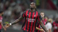 Pemain AC Milan, Rafael Leao, berselebrasi setelah mencetak gol pembuka kemenangan timnya atas Bari dalam laga putaran pertama Coppa Italia di San Siro, Senin (18/8/2025) dini hari WIB. (Spada/LaPresse via AP)