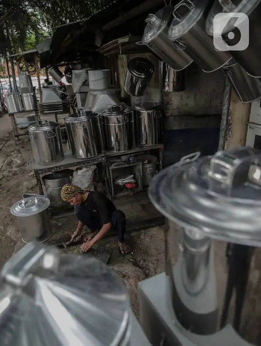 Perajin menyelesaikan pembuatan perabot dapur di Jalan Dewi Sartika, Cawang, Jakarta, Minggu (17/12/2019). Kompor minyak yang dulunya menjadi primadona penjualan kini tergerus karena kebijakan pemerintah untuk mempergunakan kompor gas. (Liputan6.com/Faizal Fanani)
