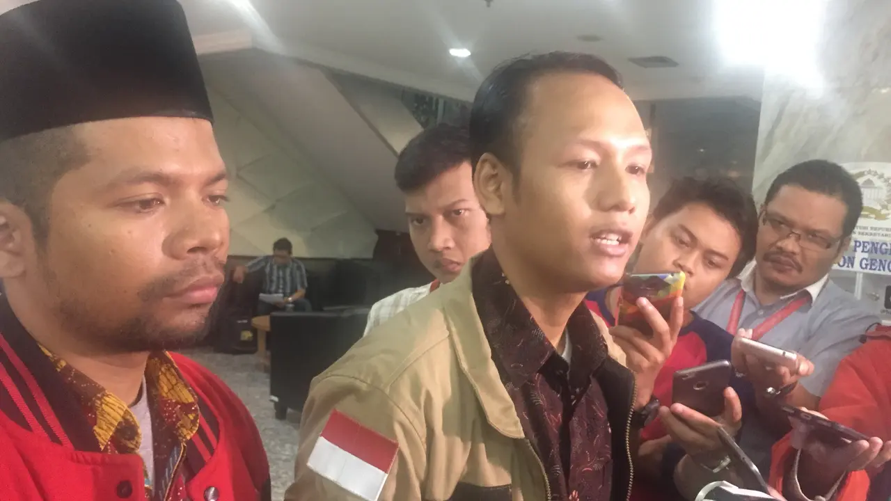 Wakil Direktur Madrasah Antikorupsi Ahmad Fanani melaporkan Ketua MK Arief Hidayat ke Dewan Etik MK (Liputan6.com/Muhammad Radityo)