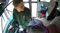 Aksi heroik anak laki-laki di Michigan selamatkan bus yang hilang kendali. (AP)