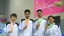 Pebulutangkis Ganda Campuran Indonesia, Tontowi Ahmad dan Liliyana Natsir, berpose bersama Praveen Jordan/Debby Susanto yang berhasil meraih medali perunggu di Gyeyang Gymnasium, Incheon, Korea Selatan, (29/9/2014). (Dok Humas PBSI/Nafielah) 