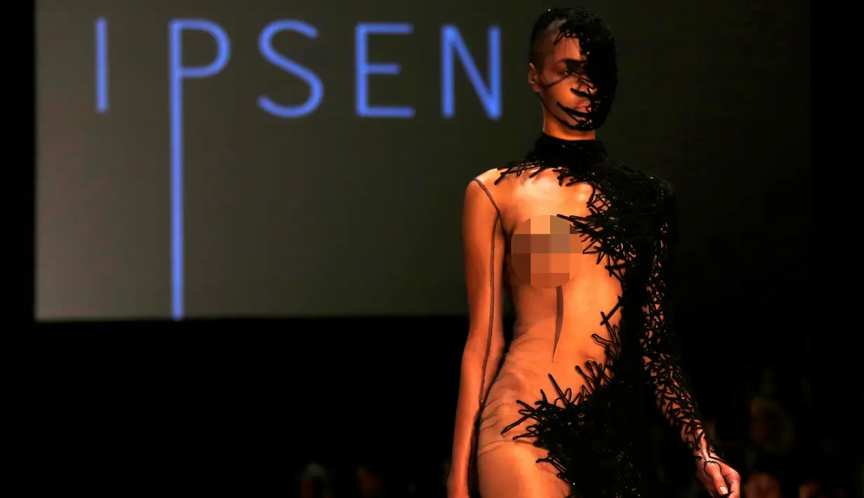 Model  saat membawakan busana rancangan Ipsen selama Australia Fashion Week di Sydney, Australia (20/5/2016). (REUTERS / David Gray)