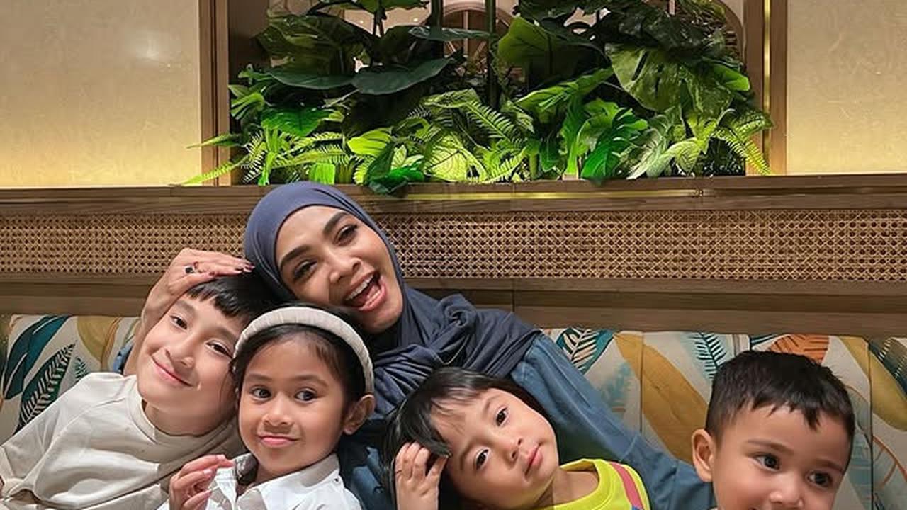 7 Potret Rieta Amilia Bersama Cucu-Cucu Kesayangan, Ajak Jalan-Jalan ke Mall
