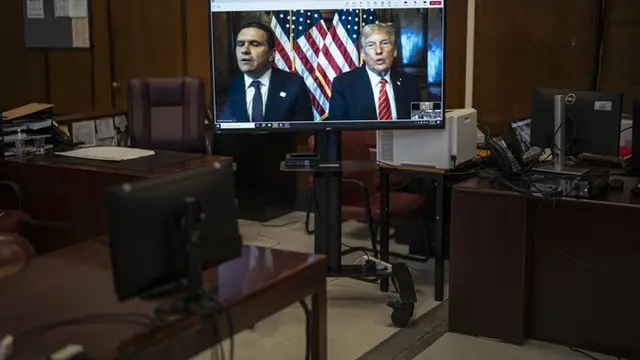 Presiden terpilih Amerika Serikat Donald Trump didampingi pengacaranya Todd Blanche hadir secara virtual dalam sidang vonis kasus suap di Pengadilan Pidana New York, Jumat (10/1/2025).