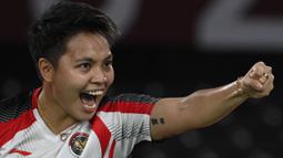 Sempat disamakan dengan skor 11-11, Greysia Polli / Apriyani Rahayu berhasil pimpin kembali pertandingan. Pukulan keras pasangan China yang keluar lapangan menutup gim pertama dengan skor 21-19. (Foto: AP/Alexander Nemenov)