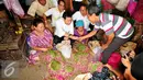 Setya Novanto terlihat membeli bawang merah saat sidak harga bawang merah di Pasar Induk Kramat Jati, Jakarta, Selasa (16/6/2015). Harga bawang merah menembus harga 30ribu per kg atau mengalami kenaikan sekitar Rp2000. (Liputan6.com/Yoppy Renato)