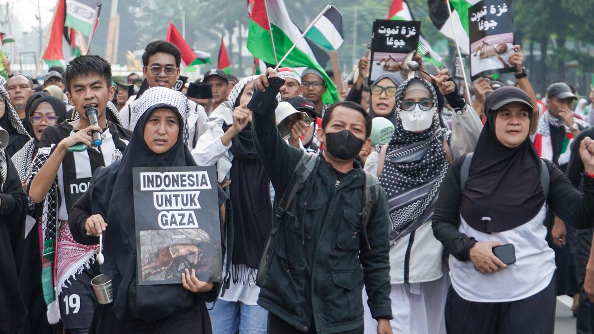 Ratusan Orang Turun ke Jalan dalam Aksi Solidaritas untuk Gaza