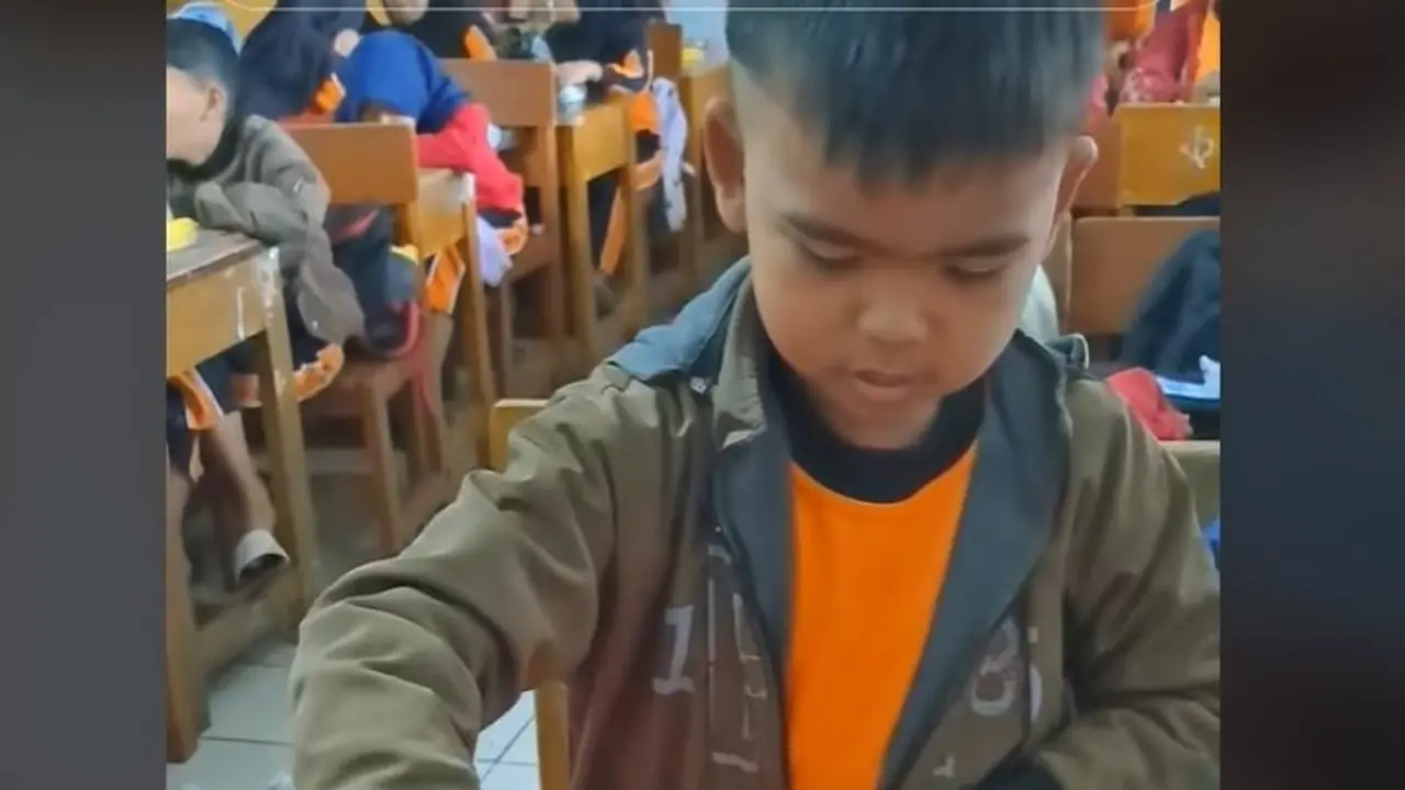 Viral Guru SD Ajarkan Muridnya Cara Setrika dan Melipat Pakaian
