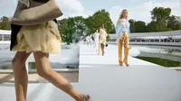 Tren Alas Kaki dari Runway Paris Fashion Week 2027, Mutiara hingga Heels Berbentuk Ular