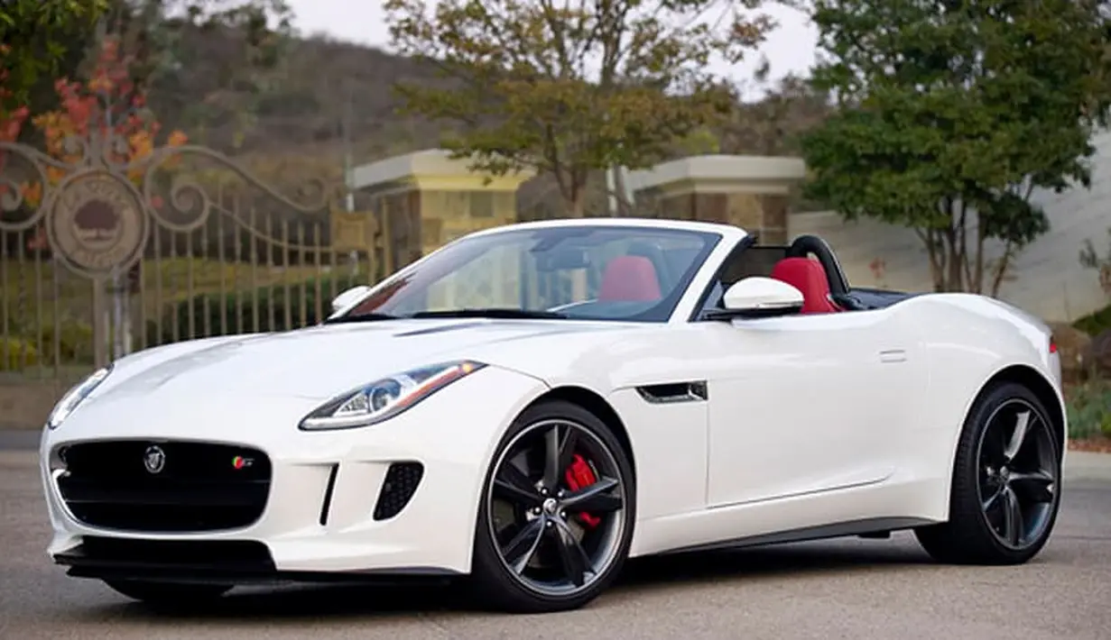 Jaguar F-Type V8 S: F-Type menjadi salah satu sports car yang terlupakan. Pamornya terhalang oleh Porsche, Ferrari, Lamborghini, hingga Mercedes-AMG. Selain tenaga 488 Hp yang keluar dari mesin 5.000cc V8 supercharged kepunyaannya, F-Type juga menyuguhkan suara mesin dan knalpot bak lantunan musik indah. Para petrol head yang pernah mendengar raungan mobil ini pasti luluh. (Source: autoblog.com)