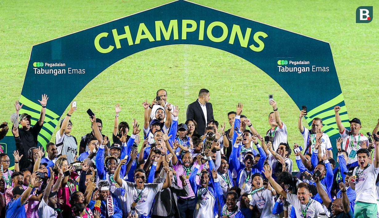 <p>Selebrasi skuad PSBS Biak merayakan keberhasilan menjuarai Pegadaian Liga 2 2023/2024 setelah mengalahkan Semen Padang dengan agregat 6-0 pada laga final Pegadaian Liga 2 2023/2024 di di Stadion GOR Haji Agus Salim, Padang, Sabtu (9/3/2024). (Bola.com/Bagaskara Lazuardi)</p>