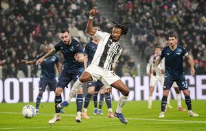Aksi Khephren Thuram dalam laga Juventus vs Lazio di Liga Italia, Senin (9/2/2026). (Marco Alpozzi/LaPresse via AP)