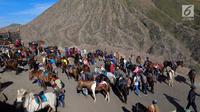Puluhan joki berkuda menunggu wisatawan yang akan turun dari Gunung Bromo di Taman Nasional Bromo Tengger Semeru, Jawa Timur, Sabtu (4/11). Joki akan mendampingi wisatawan keliling kawasan Gunung Bromo. (Liputan6.com/Fery Pradolo)
