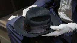 Penjualan di Hotel Drouot di Paris berlangsung pada 26 September. Topi fedora hitam itu diperkirakan akan terjual antara 60.000 hingga 100.000 euro ($64.000-$107.000) atau sekitar Rp 990 jutaan hingga Rp 1,6 miliar. (Geoffroy VAN DER HASSELT / AFP)